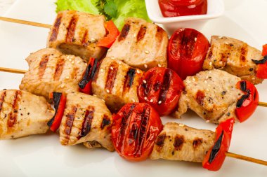 Izgara hindi şişleri