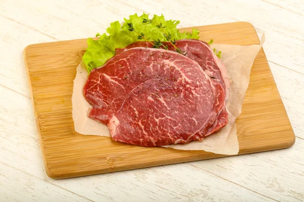 Sznycel surowej wołowiny — Zdjęcie stockowe