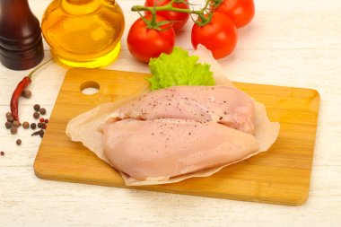 Çiğ tavuk göğsü.