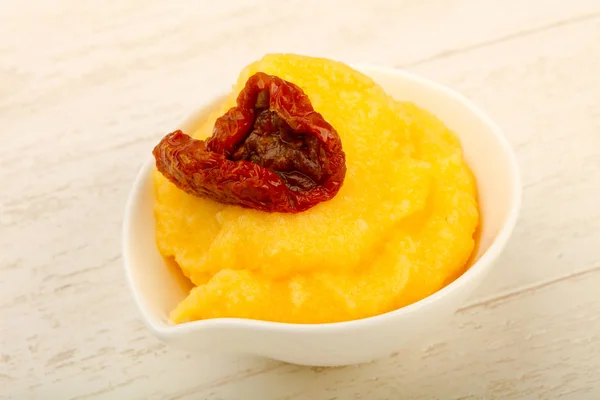 Polenta z suchym pomidorem — Zdjęcie stockowe