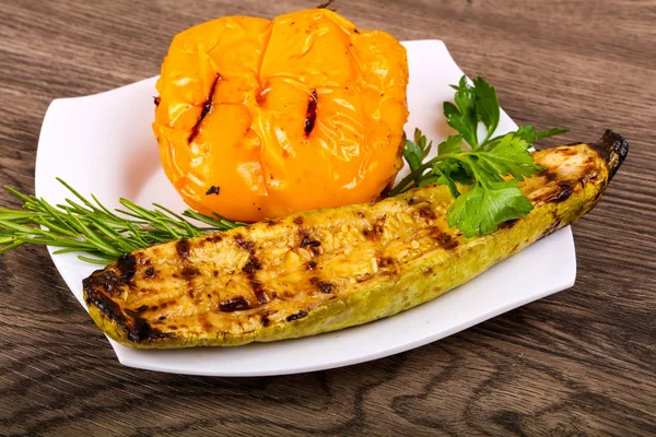 Kızarmış kabak biber ile