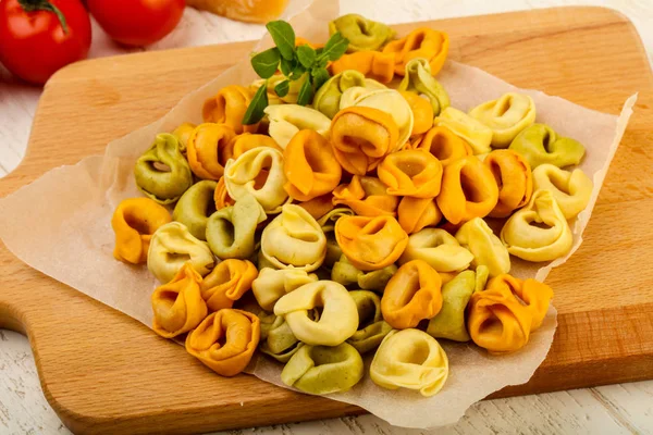 Tortellini crudo con albahaca —  Fotos de Stock