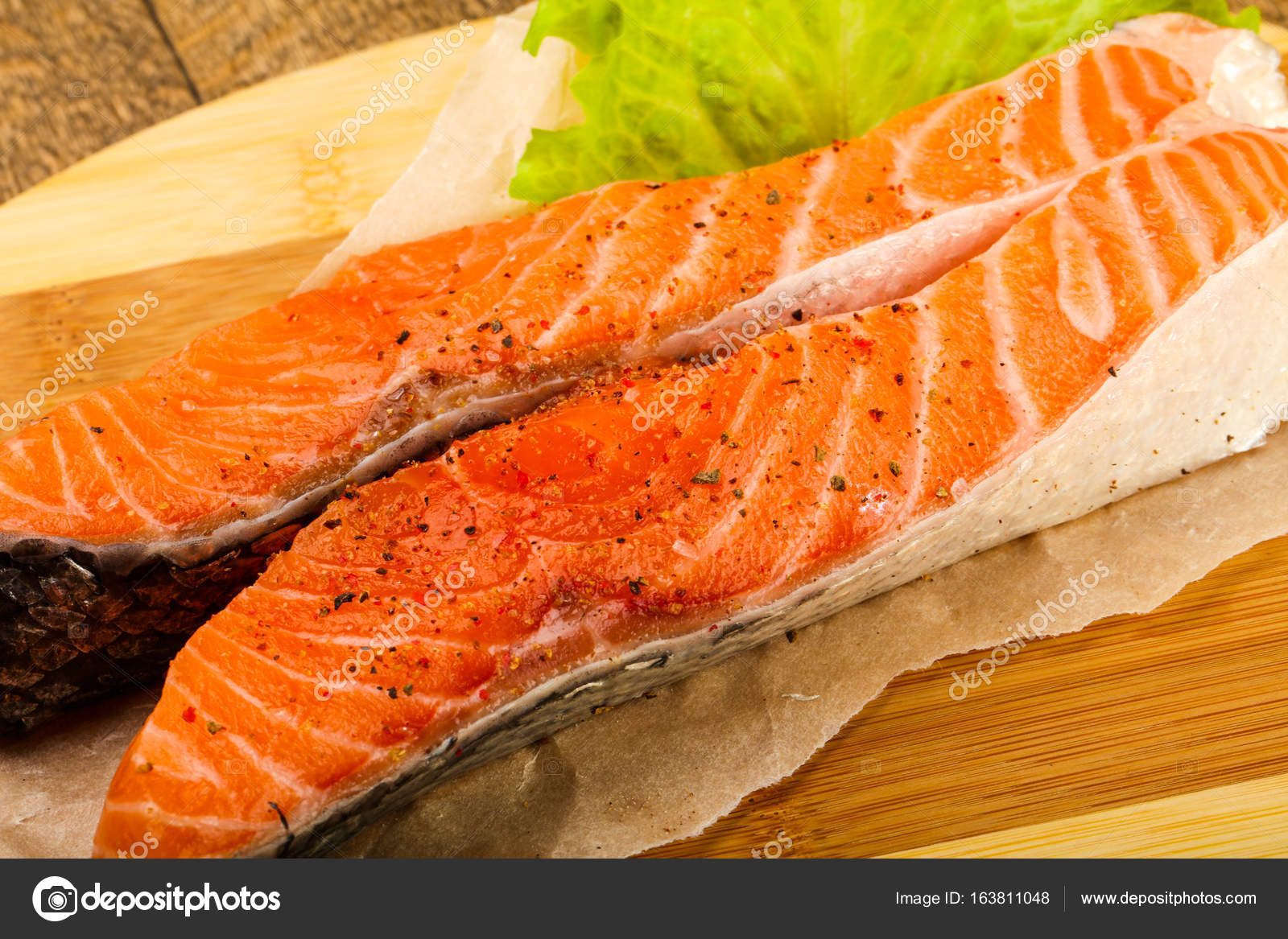 Rodaja De Salmon Crudo Listo Para Cocinar Foto De Stock C Andreyst 163811048