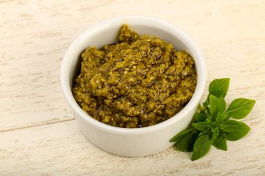Fesleğenli pesto sos bırakır 