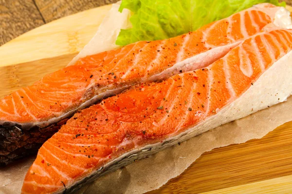 Fatia de salmão cru pronta para assar — Fotografia de Stock