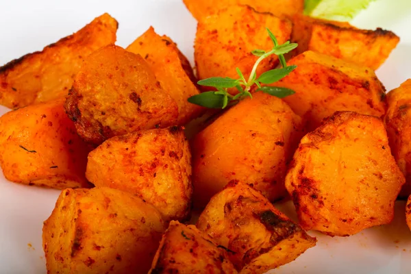 Otlu fırında patates.