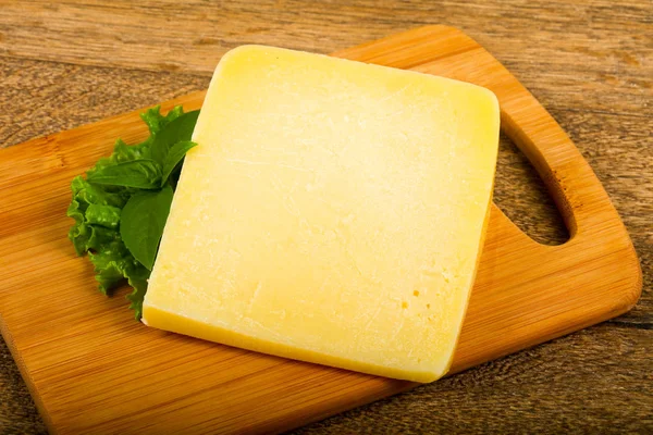 Queso parmesano con hojas de ensalada —  Fotos de Stock