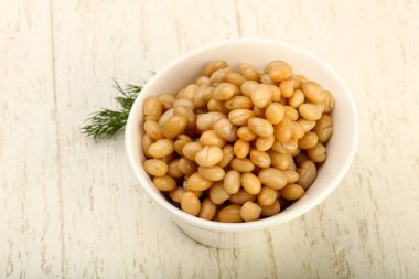 Dereotu şubesi ile kasede beyaz barbunya fasulyesi