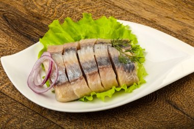 Ringa balığı filetosu dereotu ile dilimlenmiş 