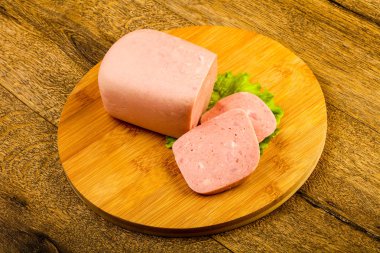 Jambon salata yaprakları üzerinde