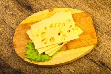 Dilimlenmiş peynir salata yaprakları ile 