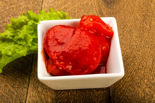 Peeled tomatoes with juice — Stock Photo, Image