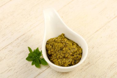 Fesleğenli pesto sos bırakır 