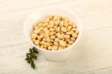 Kabın içinde çiğ beyaz fasulye 