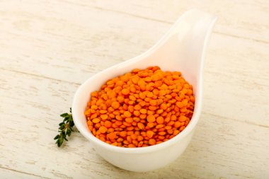 Kabın içinde portakal mercimek