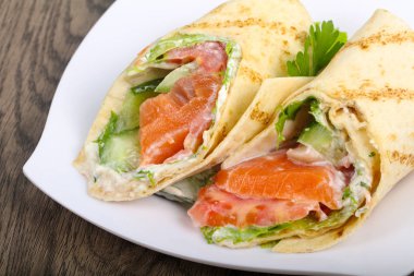 Somon ekmek rulo peynir ile