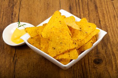 Nacho peynirli sos ile