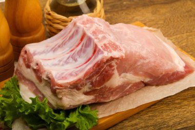 pişmemiş domuz eti