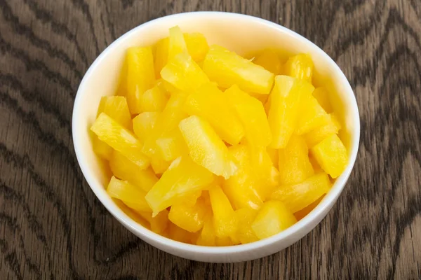 Kabın içinde Konserve ananas