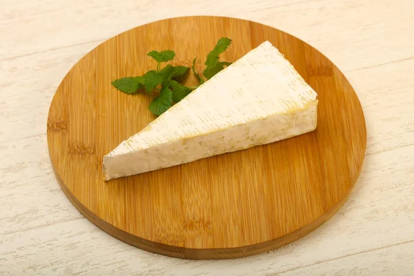 Queijo Brie sobre tábua de madeira — Fotografia de Stock