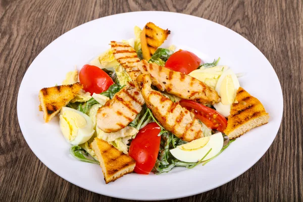 Tavuklu Sezar salatası