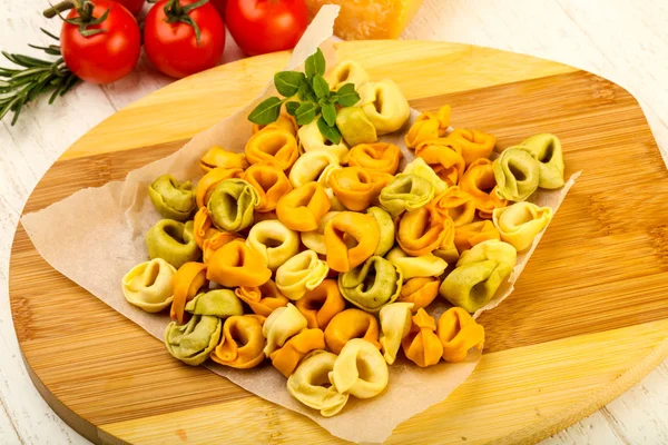 Råa tortellini med basilika — Stockfoto