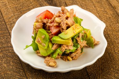 Ton balığı ve Avokado salatası