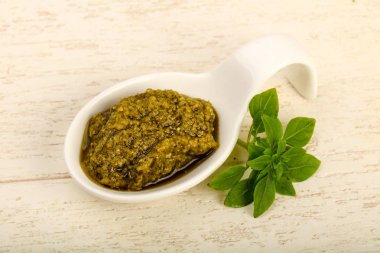 Pesto sos kabın içinde