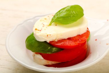 İtalyan Caprese salatası