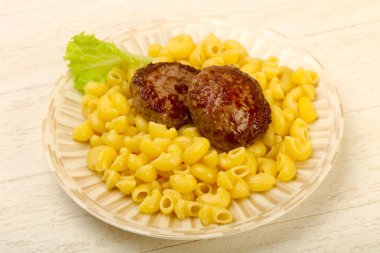 Lezzetli makarna Beşamel sos ile