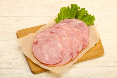 Gemide dilimlenmiş sosis