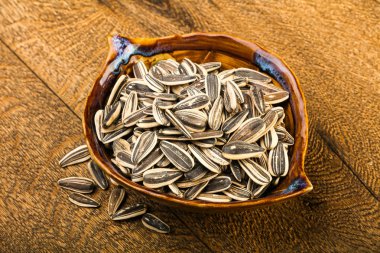 Kabın içinde ayçiçeği tohumu