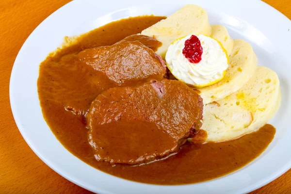 Sosu ve ekmek ile sığır eti