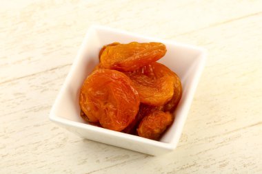 Kasede kurutulmuş kayısı.