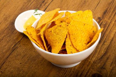 Nacho peynirli sos ile