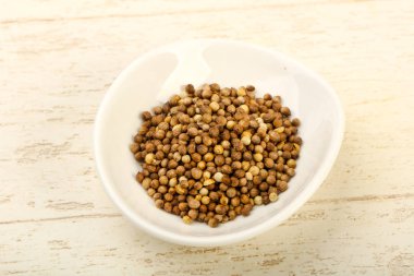 Kabın içinde kişniş tohumu