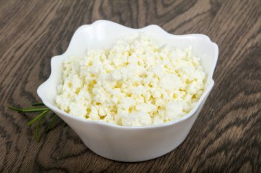 Kasede süzme peynir var.