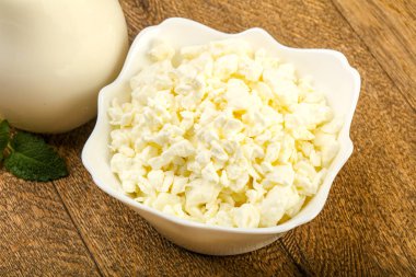 Kasede süzme peynir var.