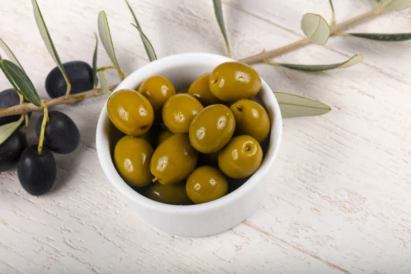 kabın içinde yeşil zeytin