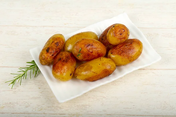 Patatas jóvenes horneadas —  Fotos de Stock