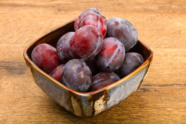 Reife Pflaumen in der Schüssel — Stockfoto