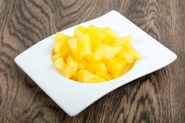 Сладкий консервированный ананас — стоковое фото