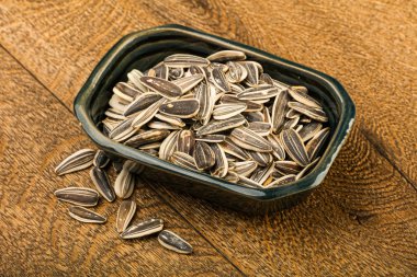 Kabın içinde ayçiçeği tohumu