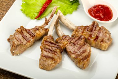 Domates soslu ızgara kuzu