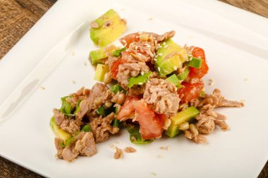 Ton balığı ve Avokado salatası