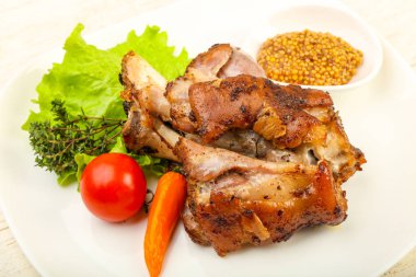 Kavrulmuş domuz diz