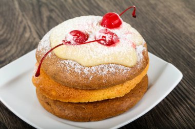 Tatlı krep kiraz ile