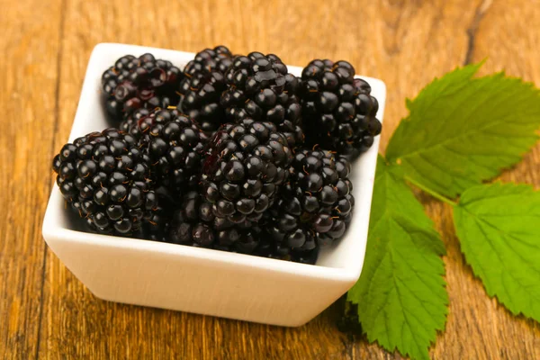 Ripe Blackberries in the bowl — Stock Photo, Image