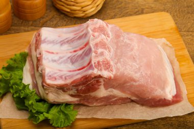 pişmemiş domuz eti