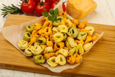 Fesleğenli ham tortellini